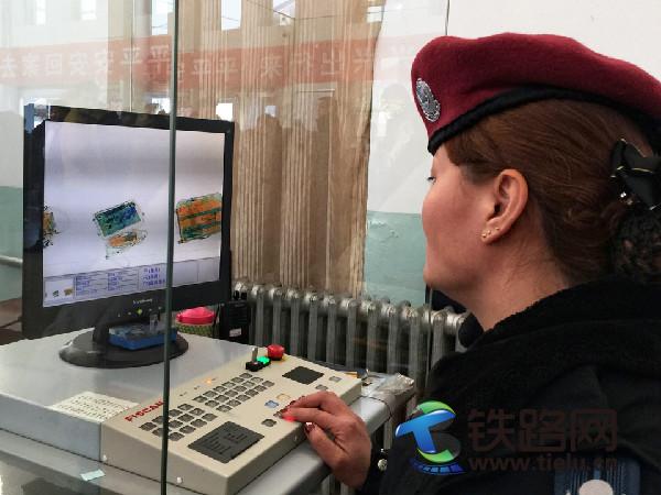 1457336371201866.jpg 執機人員仔細盯看顯示器觀察是否有危險品.JPG